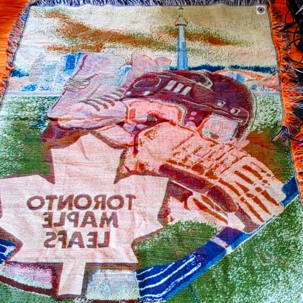 TORONTO MAPLE LEAFS RUG+HATS + GLOVES - Picture 8 of 9
